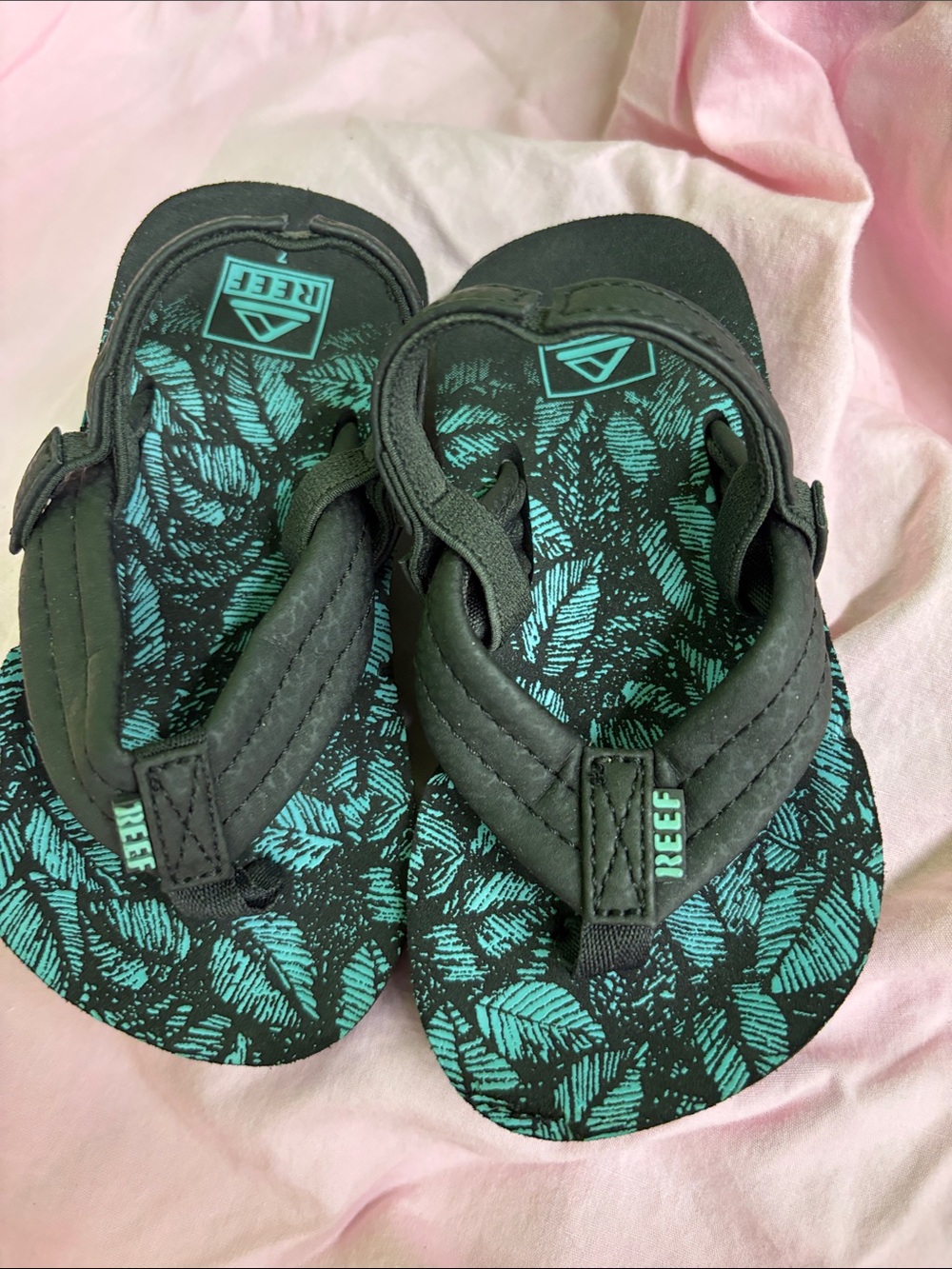 Reef Kids Black and Teal Leaf-Print Flip Flops Sz7 EUC